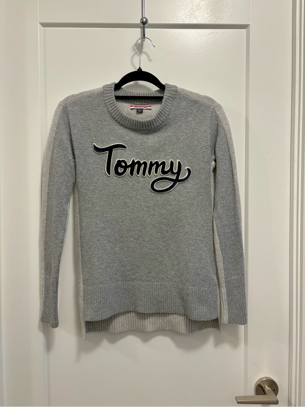 Vintage Tommy Hilfiger Gray Crewneck Knit Sweater - 'Tommy' Script